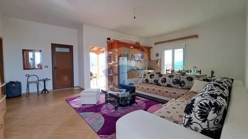 Vilë 6+1 në shitje në rruga dervish hekali, vlore