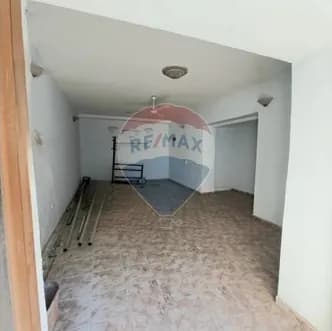 Dyqan në shitje në shkolles teli ndini, Vlorë