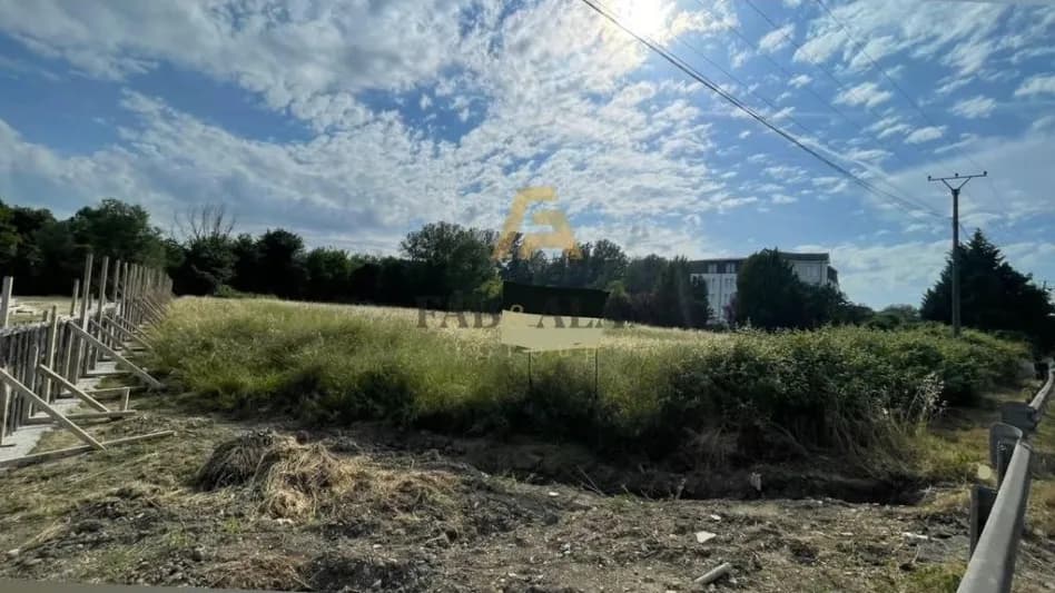 Tokë në shitje në Aeroporti Nënë Tereza, Tiranë