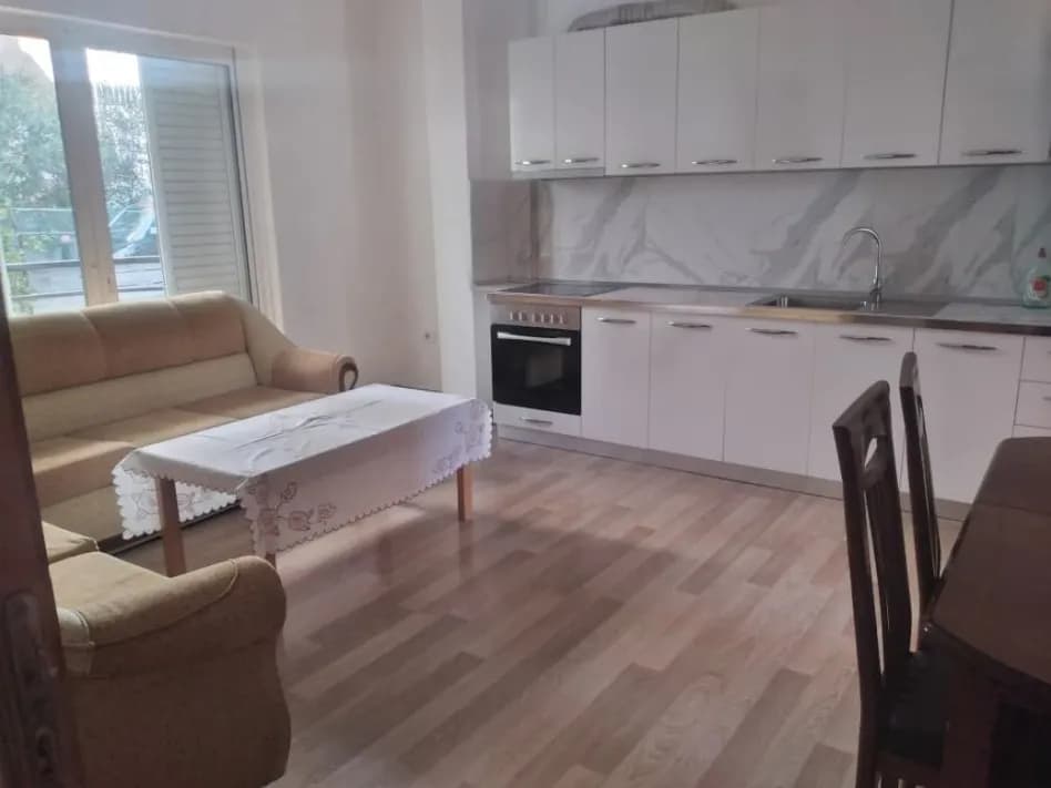 Apartament 2+1 me qira në Rruga e Thesarit, Tiranë