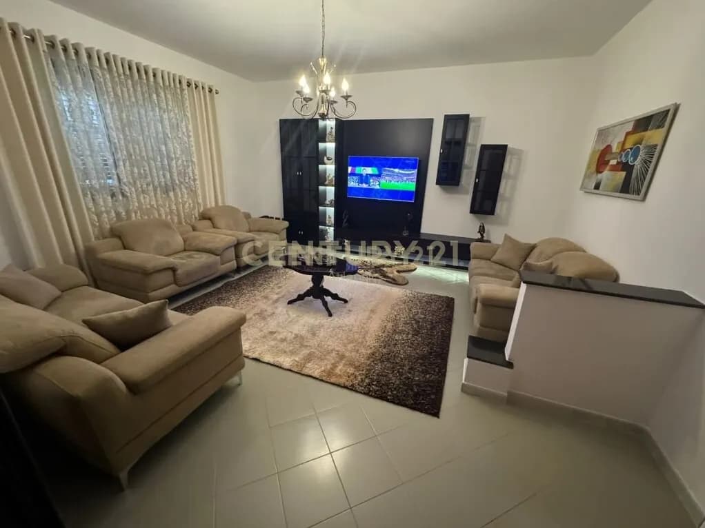 Vilë me 5 dhoma gjumi me qira në Plazh, Durrës