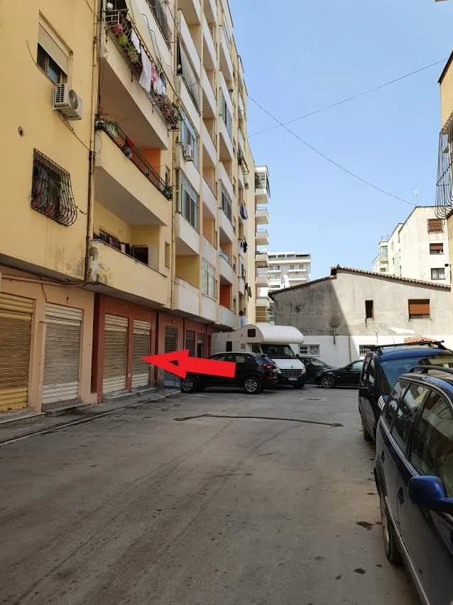 Dyqan në shitje në Sheshi Flamurit, Vlorë