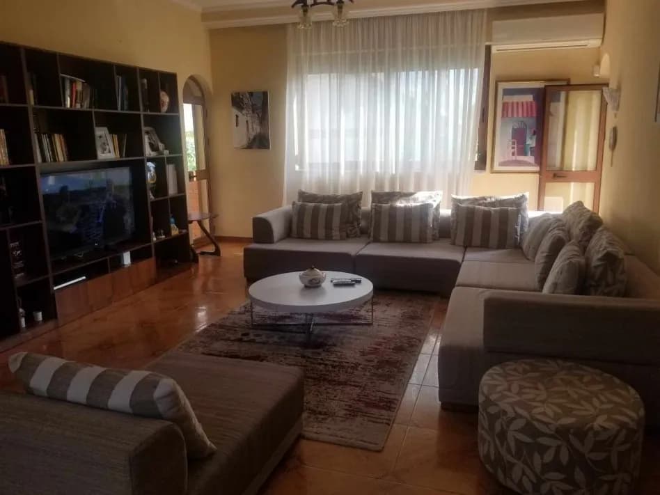 Spacious 5-bedroom villa for sale in Zone e Freskut, Tirane