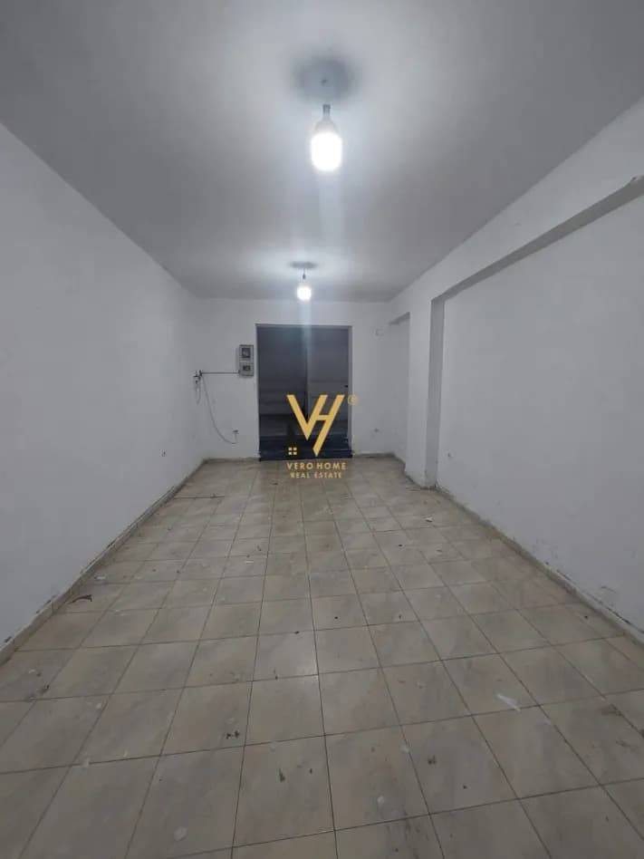 Dyqan në shitje në Concord Center, Tiranë