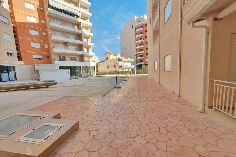 Dyqan me qira te shkolla Avni Rustemi, Vlorë