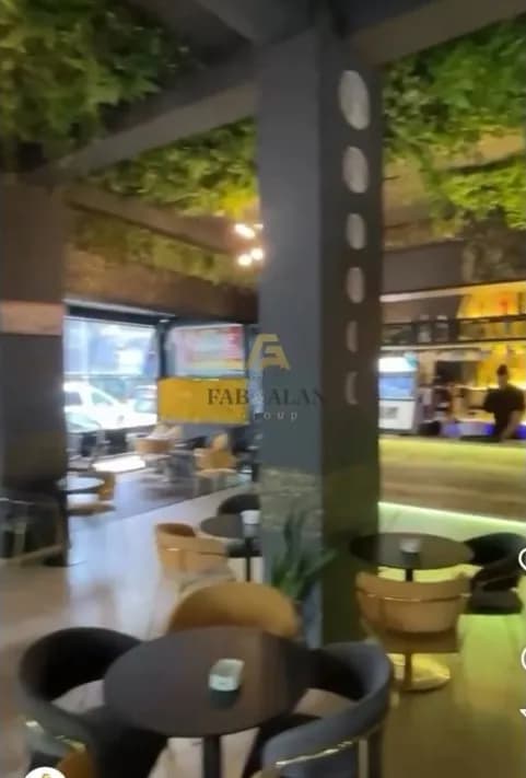 Ambient komercial në shitje në rrugën kryesore, Tiranë