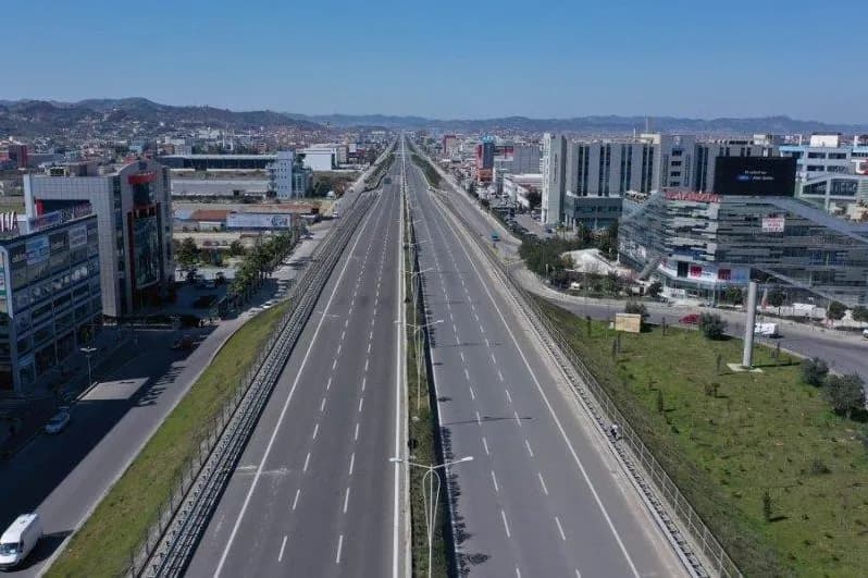 Tokë në shitje në kthesa e rinasit, tirane