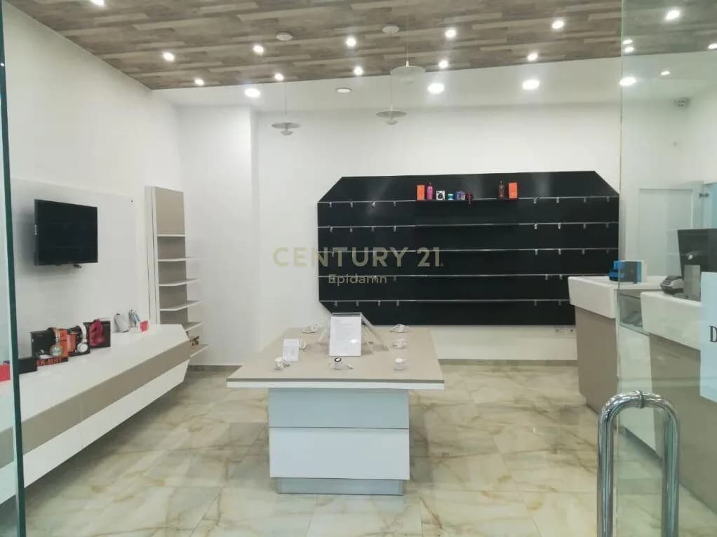 Shitet dyqan në rrugë kryesore, Durrës