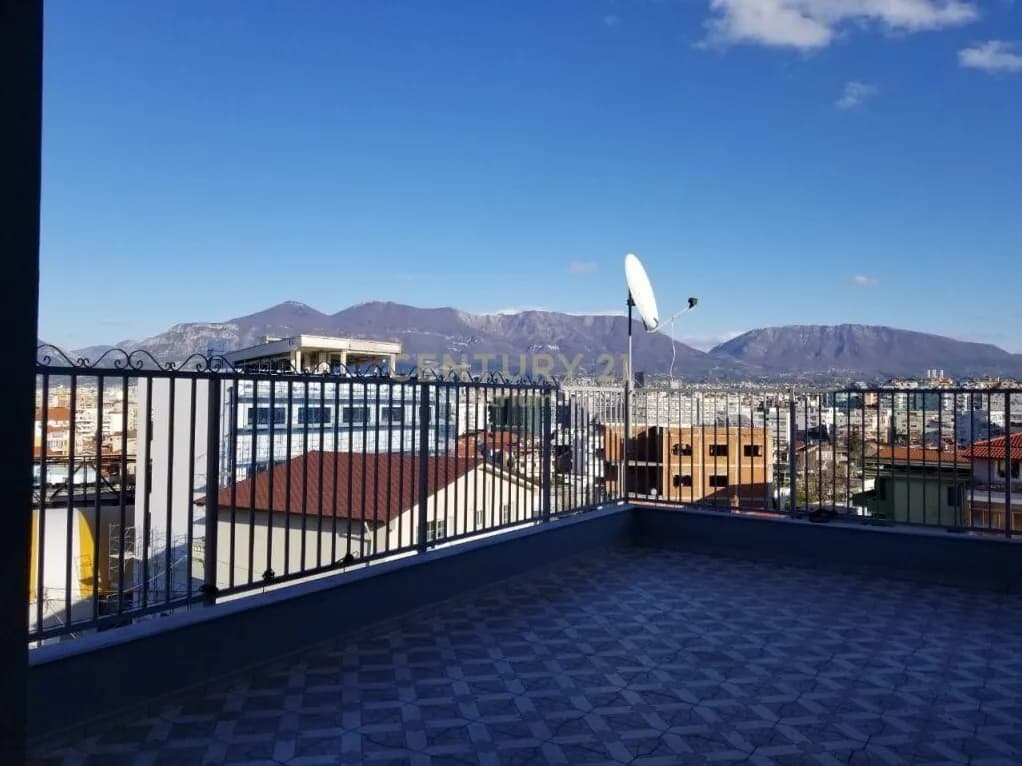 Vilë me 9 dhoma gjumi në shitje në Selitë, Tiranë