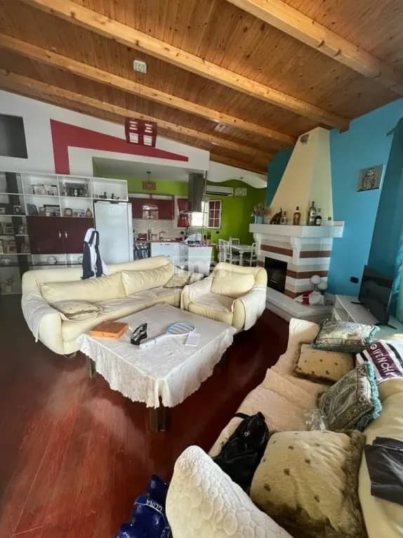 Vilë me 10 dhoma gjumi me qira në Plazh, Durrës