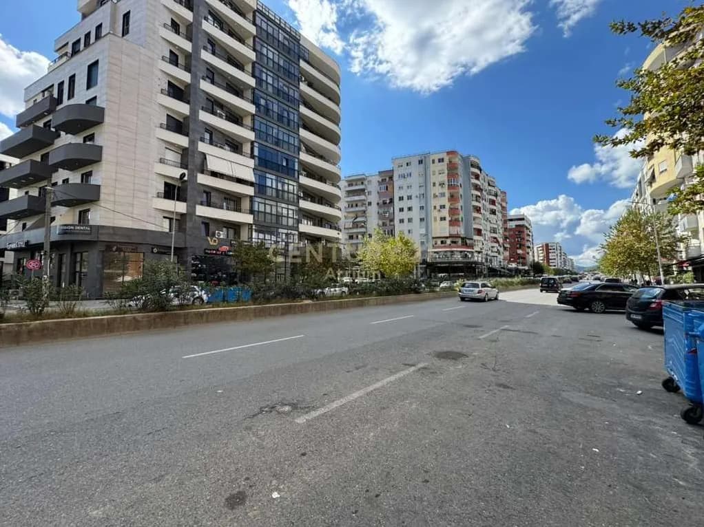 Dyqan në shitje në Rrethrrotullimi i Astirit, Tiranë