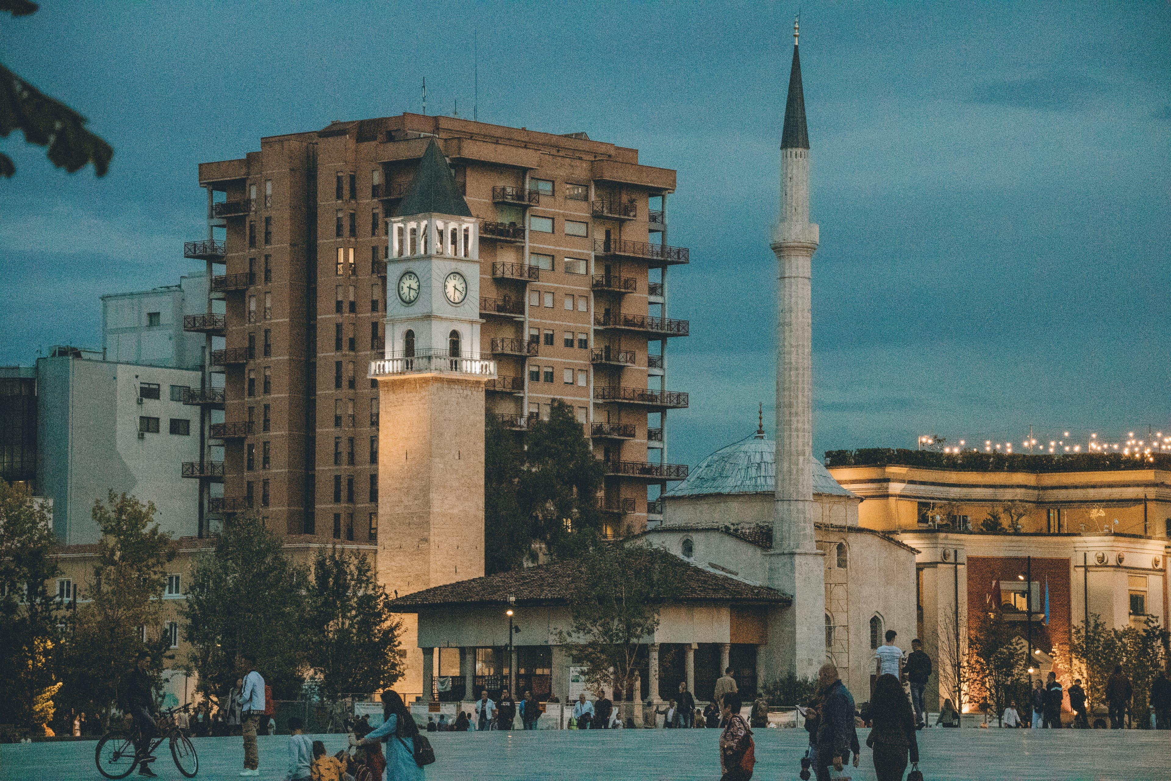 Një ndër monumentet më të njohura të qytetit, që ruan historinë dhe ritmin e jetës urbane.