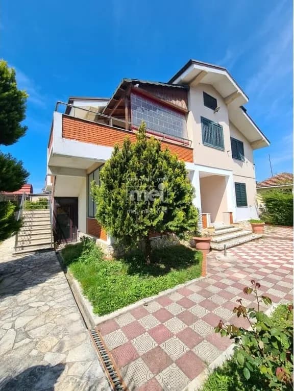 Vilë 5+1 me qira në Plazh, Durrës