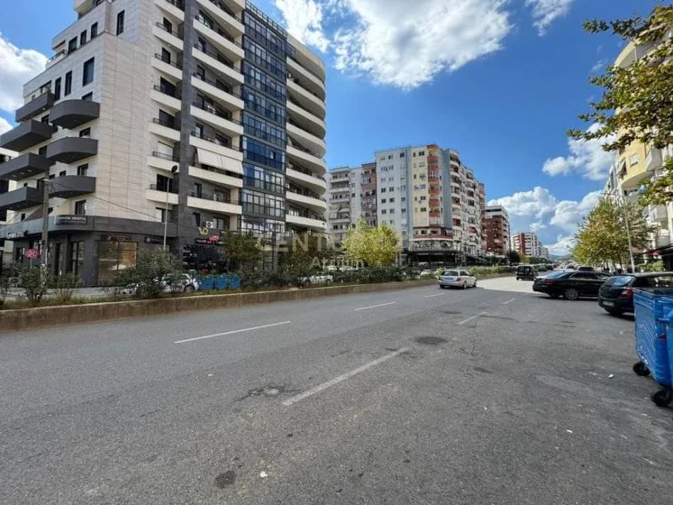 Dyqan në shitje në Unaza e Re, Tiranë