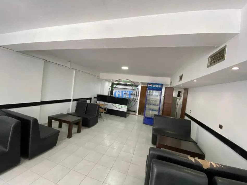 Dyqan në shitje te Pallati i Sportit, Durrës