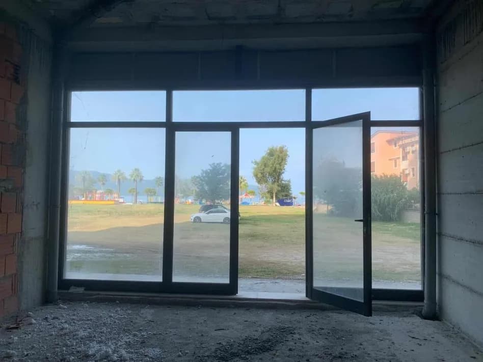 Dyqan në shitje në shkollës së marinës, Vlorë