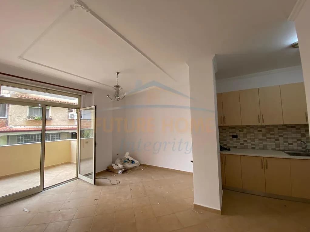 Apartament 2+1 me qira në shkolles ismail qemali, Tiranë